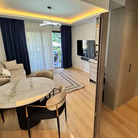 Stylish Lounge With Pool & Views 아파트 *