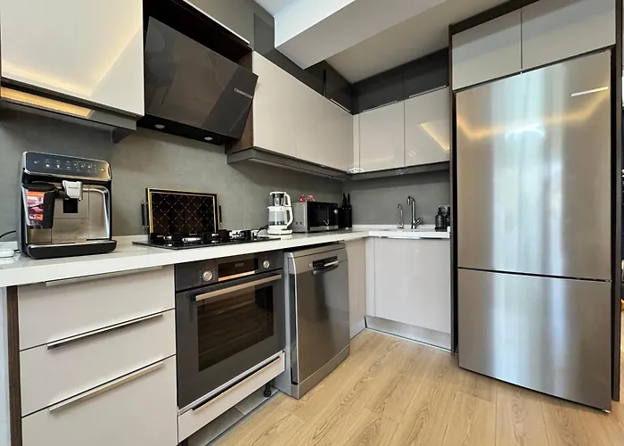 Stylish Lounge With Pool & Views * Φετιγιέ